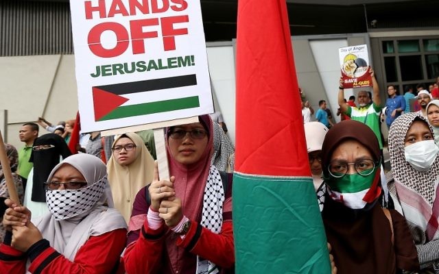Des musulmans malaisiens protestent contre la reconnaissance de Jérusalem comme capitale d'Israël par Donald Trump devant l'ambassade américaine, à Kuala Lumpur, le 8 décembre 2017. (Crédit : AFP)