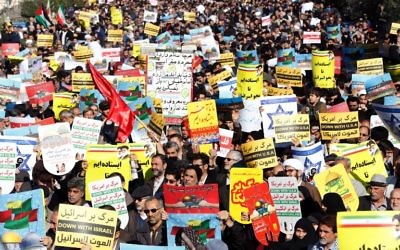 Les manifestants iraniens brandissent des pancartes dénonçant les Etats-Unis et Israël lors d'une manifestation dans le centre de Téhéran après les prières du vendredi 8 décembre 2017 contre la décision du président Donald Trump de reconnaître Jérusalem comme la capitale d'Israël (Crédit : AFP PHOTO / STR)
