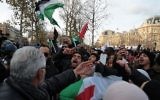 Les manifestants crient des slogans et brandissent des drapeaux palestiniens lors d'une manifestation devant l'ambassade américaine à Rome le 9 décembre 2017, contre la reconnaissance par le président américain Donald Trump de Jérusalem comme capitale d'Israël. (AFP PHOTO / FILIPPO MONTEFORTE)