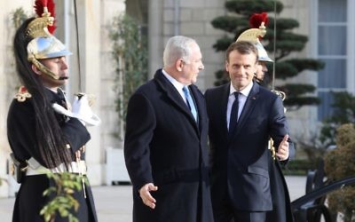 Emmanuel Macron (g) rencontre Benjamin Netanyahu à l'Élysée, le 10 décembre 2017 à Paris. (Crédit : AFP / Ludovic MARIN)