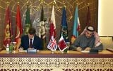 Le ministre de la Défense du Qatar Khalid bin Mohammed al-Attiyah, à droite, signe un accord avec son homologue britannique  Gavin Williamson pour acheter 24 avions Typhoon au Royaume-Uni dans la capitale de Doha, le 10 décembre 2017 (Crédit : AFP Photo/Stringer)