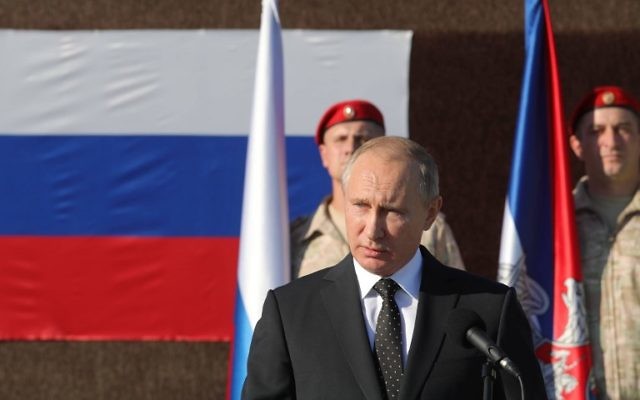 Le président russe Vladimir Poutine en Syrie, le 11 décembre 2017. (Crédit : AFP/POOL/Mikhail KLIMENTYEV) Le président russe Vladimir Poutine en Syrie, le 11 décembre 2017. (Crédit : AFP/POOL/Mikhail KLIMENTYEV)