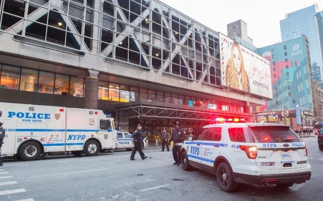 La police et les services d'urgence sur le site d'une explosion à la gare routière de Port Authority, à New York, le 11 décembre 2017. (Crédit : Bryan R. Smith/AFP)
