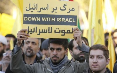 Des manifestants iraniens brandissent des slogans anti-israéliens lors d'une manifestation dans la capitale, Téhéran, le 11 décembre 2017 pour dénoncer la déclaration du président américain Donald Trump de Jérusalem en tant que capitale d'Israël. (Crédit : AFP / ATTA KENARE)
