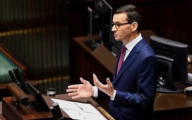 Le nouveau Premier ministre polonais Mateusz Morawiecki fait un discours devant les députés au parlement de Varsovie, le 12 décembre 2017 (Crédit : AFP Photo/Janek Skarzynski) Le nouveau Premier ministre polonais Mateusz Morawiecki fait un discours devant les députés au parlement de Varsovie, le 12 décembre 2017 (Crédit : AFP Photo/Janek Skarzynski)