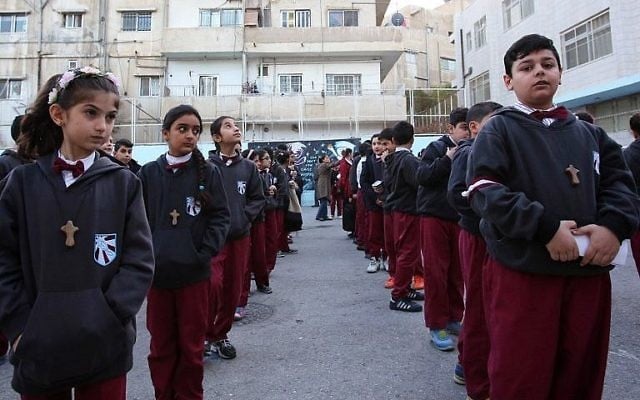 Des élèves chrétiens irakiens alignés dans la cour de l'école du Patriarcat latin dans le district de Marka dans la partie orientale de la capitale Amman, le 12 décembre 2017. (Crédit : AFP / Khalil Mazraawi) Des élèves chrétiens irakiens alignés dans la cour de l'école du Patriarcat latin dans le district de Marka dans la partie orientale de la capitale Amman, le 12 décembre 2017. (Crédit : AFP / Khalil Mazraawi)