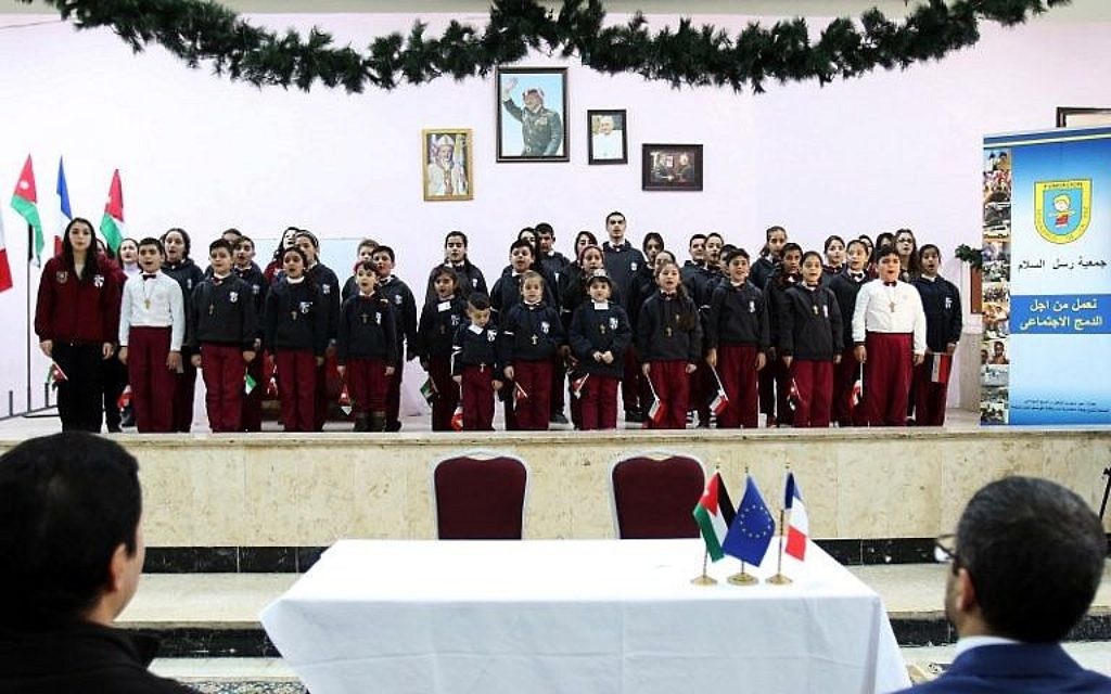 Une chorale d'enfants chrétiens donnée devant l'ambassadeur de France en Jordanie à l'école du Patriarcat latin dans le district de Marka dans la partie orientale de la capitale de la Jordanie, Amman, le 12 décembre 2017. (Crédit : AFP / Khalil Mazraawi) Une chorale d'enfants chrétiens donnée devant l'ambassadeur de France en Jordanie à l'école du Patriarcat latin dans le district de Marka dans la partie orientale de la capitale de la Jordanie, Amman, le 12 décembre 2017. (Crédit : AFP / Khalil Mazraawi)