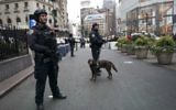 Les policiers new-yorkais patrouillent sur la zone de Herald Square, le 12 décembre 2017, à New York. AFP PHOTO / DON EMMERT