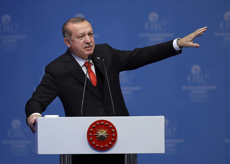 Le président truc Recep Tayyip Erdogan, durant un sommet extraordinaire de l'OCI (Organisation de la coopération islamique) sur la reconnaissance de Jérusalem comme capitale d'Israël, à Istanbul, le 13 décembre 2017. (Crédit : AFP / POOL / EMRAH YORULMAZ) Le président truc Recep Tayyip Erdogan, durant un sommet extraordinaire de l'OCI (Organisation de la coopération islamique) sur la reconnaissance de Jérusalem comme capitale d'Israël, à Istanbul, le 13 décembre 2017. (Crédit : AFP / POOL / EMRAH YORULMAZ)