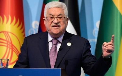 Le président de l'Autorité palestinienne Mahmoud Abbas s'exprime lors d'une conférence de presse à la suite du sommet de l'Organisation de la Coopération Islamique (OCI) sur la reconnaissance américaine de Jérusalem comme capitale d'Israël, le 13 décembre 2017 à Istanbul. (Crédit : AFP / YASIN AKGUL)