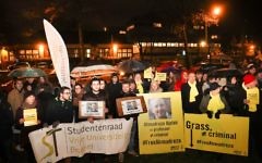 Un rassemblement à l'ambassade iranienne de Bruxelles en soutien à Ahmadreza Djalali près que la cour suprême a maintenu la condamnation à mort de ce ressortissant suédois né en Iran spécialiste de la médecine d'urgence, le 14 décembre 2017 (Crédit : AFP PHOTO / BELGA AND Belga / VIRGINIE LEFOUR)