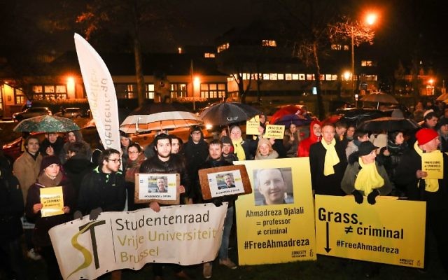 Un rassemblement à l'ambassade iranienne de Bruxelles en soutien à Ahmadreza Djalali près que la cour suprême a maintenu la condamnation à mort de ce ressortissant suédois né en Iran spécialiste de la médecine d'urgence, le 14 décembre 2017 (Crédit : AFP PHOTO / BELGA AND Belga / VIRGINIE LEFOUR) Un rassemblement à l'ambassade iranienne de Bruxelles en soutien à Ahmadreza Djalali près que la cour suprême a maintenu la condamnation à mort de ce ressortissant suédois né en Iran spécialiste de la médecine d'urgence, le 14 décembre 2017 (Crédit : AFP PHOTO / BELGA AND Belga / VIRGINIE LEFOUR)