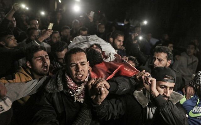 Les Palestiniens transportent le corps d'Ibrahim Abu Thurayeh à l'hôpital al-Shifa de Gaza, le 15 décembre 2017 (Crédit : AFP Photo/Mahmud Hams) Les Palestiniens transportent le corps d'Ibrahim Abu Thurayeh à l'hôpital al-Shifa de Gaza, le 15 décembre 2017 (Crédit : AFP Photo/Mahmud Hams)