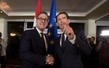 Le futur chancelier autrichien Sebastian Kurz (à gauche) du Parti populaire conservateur serre la main du nouveau vice-chancelier Heinz-Christian Strache du Parti d'extrême droite lors d'une conférence de presse conjointe pour dévoiler leur programme commun, le 16 décembre 2017 à Vienne, Autriche. (Crédit : AFP / ALEX HALADA)