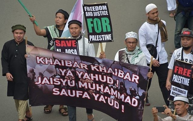 Des Indonésiens participent à une manifestation contre la récente décision du président américain Donald Trump de reconnaître Jérusalem comme capitale d'Israël, devant l'ambassade américaine à Jakarta, le 17 décembre 2017. (Crédit : AFP / Adek Berry)