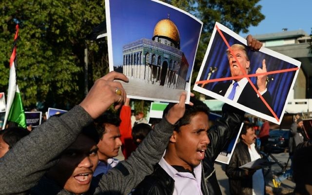 Des musulmans indiens participent à un rassemblement à New Delhi le 17 décembre 2017 à la suite de la décision du président américain Donald Trump de reconnaître officiellement Jérusalem comme capitale israélienne (AFP / Sajjad Hussain) Des musulmans indiens participent à un rassemblement à New Delhi le 17 décembre 2017 à la suite de la décision du président américain Donald Trump de reconnaître officiellement Jérusalem comme capitale israélienne (AFP / Sajjad Hussain)