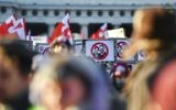 Des manifestants brandissent des bannières dénonçant le futur chancelier Sebastian Kurz et le prochain vice-chancelier du parti d'extrême-droite de la Liberté (FPO) Christian Strache durant une manifestation contre le nouveau gouvernement autrichien aux abords du palais présidentiel durant l'investiture du nouveau gouvernement autrichien à Vienne, en Autriche, le 18 décembre 2017 (Crédit : AFP PHOTO / JOE KLAMAR)
