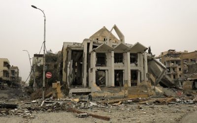 Une photo prise le 20 décembre 2017 montre l'extérieur de l'église catholique arménienne des Martyrs, fortement endommagée, dans le centre-ville de Raqa, dans l'est de la Syrie (Crédit : AFP PHOTO / Delil Souleiman)