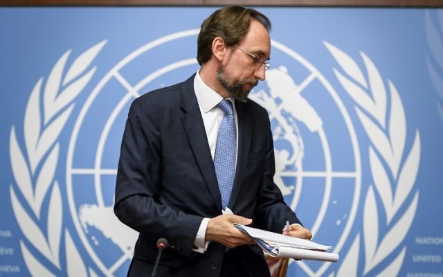 Cette photo prise le 30 août 2017 à Genève montre le Haut Commissaire des Nations unies aux droits de l'Homme, Zeid Raad Al Hussein, après une conférence de presse dans les bureaux de l'ONU à Genève (Crédit : AFP / Fabrice COFFRINI) Cette photo prise le 30 août 2017 à Genève montre le Haut Commissaire des Nations unies aux droits de l'Homme, Zeid Raad Al Hussein, après une conférence de presse dans les bureaux de l'ONU à Genève (Crédit : AFP / Fabrice COFFRINI)