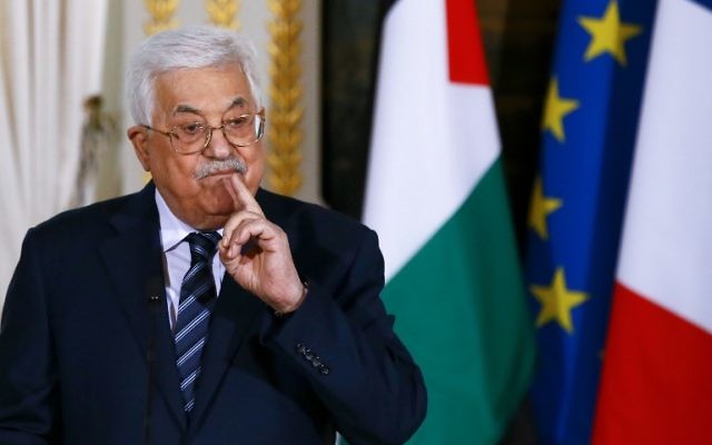 Le président de l'Autorité palestinienne, Mahmoud Abbas, parle lors d'une conférence de presse conjointe avec le président français à l'issue de leur rencontre au palais présidentiel de l'Elysée, à Paris, le 22 décembre 2017. (Crédit : AFP / POOL / Francois Mori) Le président de l'Autorité palestinienne, Mahmoud Abbas, parle lors d'une conférence de presse conjointe avec le président français à l'issue de leur rencontre au palais présidentiel de l'Elysée, à Paris, le 22 décembre 2017. (Crédit : AFP / POOL / Francois Mori)