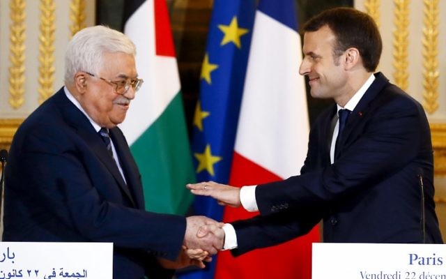 Emmanuel Macron et Mahmoud Abbas à l'Élysée le 22 décembre 2017 (Crédit : AFP / POOL / Francois Mori) Emmanuel Macron et Mahmoud Abbas à l'Élysée le 22 décembre 2017 (Crédit : AFP / POOL / Francois Mori)