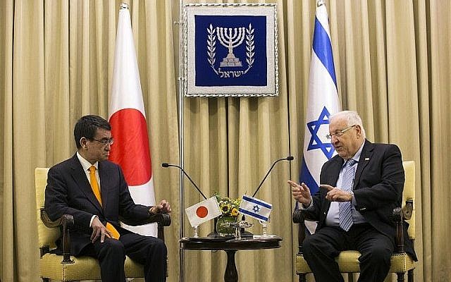 Le ministre japonais des Affaires étrangères Taro Kono (L) rencontre le président Reuven Rivlin à la résidence du président à Jérusalem le 25 décembre 2017. (AFP Photo / Pool / Heidi Levine) Le ministre japonais des Affaires étrangères Taro Kono (L) rencontre le président Reuven Rivlin à la résidence du président à Jérusalem le 25 décembre 2017. (AFP Photo / Pool / Heidi Levine)