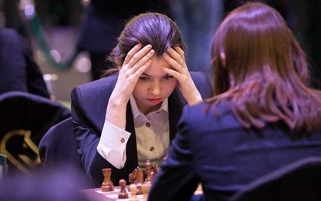 Les participants assistent aux championnats du monde 'rapide' et 'blitz' du roi Salman, la première compétition internationale d'échecs organisée en Arabie Saoudite, dans la capitale Riyad, le 26 décembre 2017 (Crédit : AFP PHOTO / STRINGER) Les participants assistent aux championnats du monde 'rapide' et 'blitz' du roi Salman, la première compétition internationale d'échecs organisée en Arabie Saoudite, dans la capitale Riyad, le 26 décembre 2017 (Crédit : AFP PHOTO / STRINGER)
