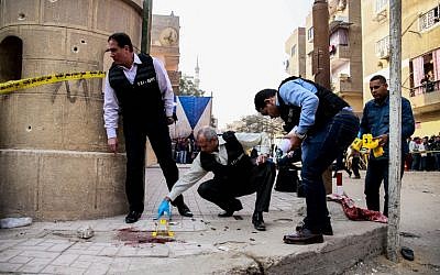 Les forces de sécurité et la police scientifique inspectent le lieu d'un attentant dans une église, au Caire, le 29 décembre 2017. (AFP / Samer ABDALLAH)