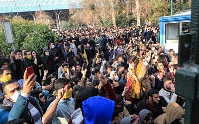 Les étudiants iraniens manifestent à l'université de Téhéran le 30 décembre 2017. Les étudiants ont organisé un troisième jour de protestation, ont montré des vidéos postées sur les réseaux sociaux, mais ils ont été surpassés en nombre par les contre-manifestants (Crédit : AFP PHOTO / STR)