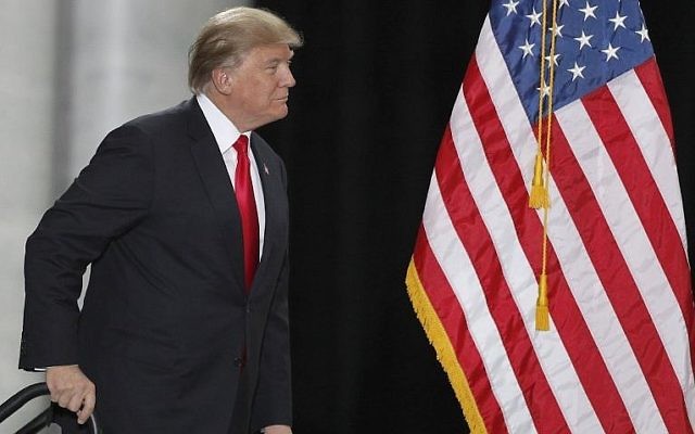 Le président américain Donald Trump arrive pour un discours au Rotunda, au capitole d'Etat de l'Utah, le 4 décembre 2017 à  Salt Lake City, Utah. (Crédit : George Frey/Getty Images/AFP)