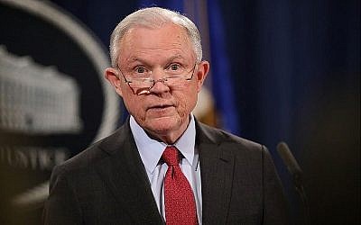 Le procureur général des États-Unis, Jeff Sessions, lors d'une conférence de presse au ministère de la Justice, le 15 décembre 2017. (Crédit : Chip Somodevilla / Getty Images / AFP)