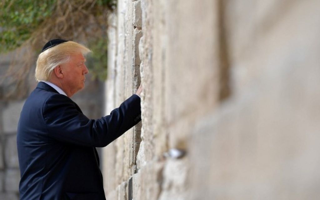 Le président américain Donald Trump visite le mur occidental, dans la Vieille Ville de Jérusalem, le 22 mai 2017 (AFP PHOTO / MANDEL NGAN) Le président américain Donald Trump visite le mur occidental, dans la Vieille Ville de Jérusalem, le 22 mai 2017 (AFP PHOTO / MANDEL NGAN)