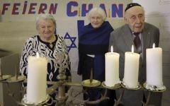 De gauche à droite : Assia Gorban, Marlene Herzberg et Rudolf Rosenberg, survivants de l'Holocauste, assistent à une réception et à l'illumination des bougies de Hanoukka au Centre communautaire juif, à Berlin, en Allemagne, le jeudi 14 décembre 2017 (AP Photo / Michael Sohn)