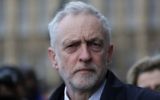 Jeremy Corbyn, leader du Parti travailliste, se promène le long du pont de Westminster dans le centre de Londres, le 23 mars 2017 (AFP Photo / Daniel Leal-Olivas)