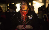 Le rabbin Debra Cantor de la Congrégation B'nai Tikvoh-Sholom de Bloomfield s'exprime à la Trump Tower de Manhattan lors de la soirée « Ceci n’est pas la soirée de Hanoukka de la Maison-Blanche » organisée par l’association T’ruah le 13 décembre 2017 (JTA / Jake Ratner)