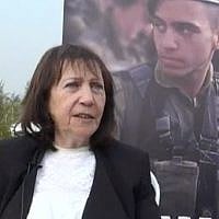 Zehava Shaul s'entretient avec Channel 10 à l'issue d'une cérémonie marquant l'anniversaire de son fils décédé, Oron Shaul, soldat de Tsahal, le 29 décembre 2017 (Capture d'écran : Canal 10)