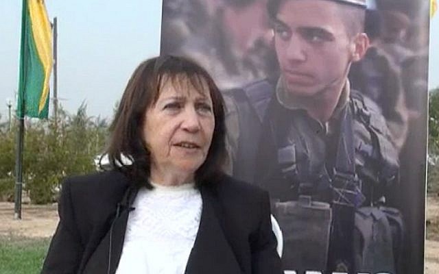 Zehava Shaul s'entretient avec Channel 10 à l'issue d'une cérémonie marquant l'anniversaire de son fils décédé, Oron Shaul, soldat de Tsahal, le 29 décembre 2017 (Capture d'écran : Canal 10)