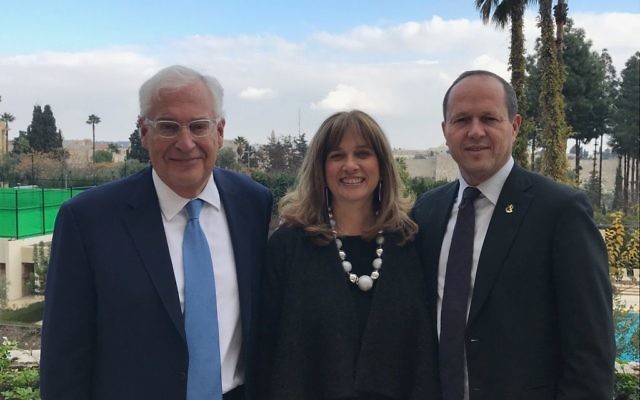 David Friedman, ambassadeur américain en Israël, à gauche, son épouse Tammy Sand, au centre, et Nir Barkat, maire de Jérusalem, le 13 décembre 2017 (Municipalité de Jérusalem) David Friedman, ambassadeur américain en Israël, à gauche, son épouse Tammy Sand, au centre, et Nir Barkat, maire de Jérusalem, le 13 décembre 2017 (Municipalité de Jérusalem)