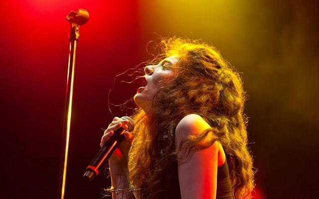 La chanteuse Lorde au festival Lollapalooza, en Grande Bretagne en 2014. (Crédit : CC BY Liliane Callegari/Flickr) La chanteuse Lorde au festival Lollapalooza, en Grande Bretagne en 2014. (Crédit : CC BY Liliane Callegari/Flickr)