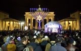 Les gens se tiennent devant une Hannoukia géante devant la Porte de Brandebourg à Berlin, le 6 décembre 2015. (Jorg Carstensen / DPA / AFP)