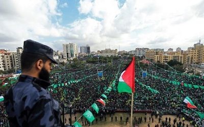 Les partisans du Hamas participent à un rassemblement célébrant le 30e anniversaire du mouvement terroriste, dans la ville de Gaza, le 14 décembre 2017 (AFP PHOTO / MOHAMMED ABED)