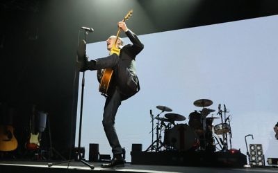 Bryan Adams lors d'un concert à Tel Aviv le 4 décembre 2017 (Crédit : (Crédit : Orit Pnini)
