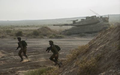 Photo d'illustration. Des soldats de l'armée israélienne s'entraînent sur la base militaire de Tzeelim, dans le sud d'Israël, le 19 août 2015 (Crédit : Armée israélienne /Flickr)