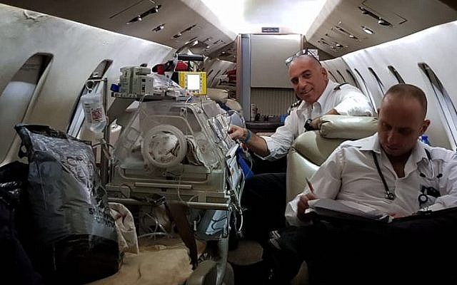 Les responsables de l'équipe médicale qui accompagnent le bébé syrien durant son transfert aérien de Chypre vers Israël pour une opération du cœur d'urgence. le 23 décembre 2017. (Courtesy Aviation Bridge) Les responsables de l'équipe médicale qui accompagnent le bébé syrien durant son transfert aérien de Chypre vers Israël pour une opération du cœur d'urgence. le 23 décembre 2017. (Courtesy Aviation Bridge)