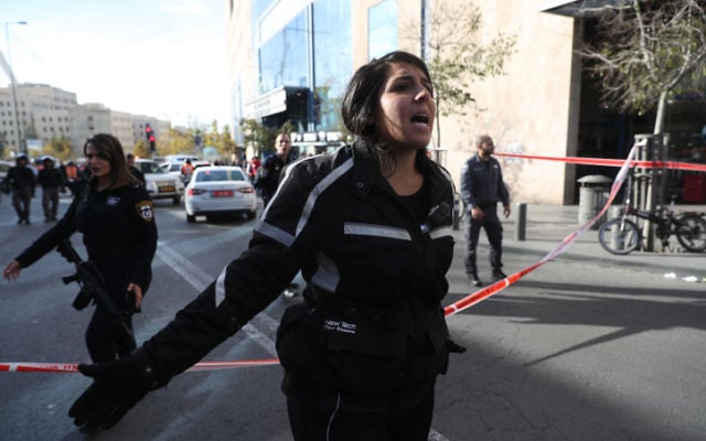 Les policiers ont fermé la zone autour de la gare routière centrale de Jérusalem, après qu'un terroriste palestinien ait poignardé un vigile, le 10 décembre 2017 (Yonatan Sindel / Flash90) Les policiers ont fermé la zone autour de la gare routière centrale de Jérusalem, après qu'un terroriste palestinien ait poignardé un vigile, le 10 décembre 2017 (Yonatan Sindel / Flash90)
