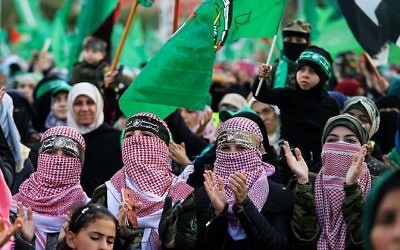 Les partisans du Hamas participent à un rassemblement célébrant le 30e anniversaire du mouvement terroriste, dans la ville de Gaza, le 14 décembre 2017 (AFP PHOTO / MOHAMMED ABED)