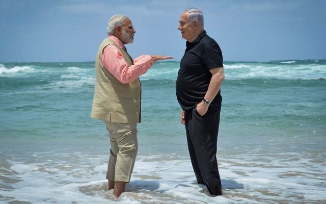 Le Premier ministre Benjamin Netanyahu (à droite) et son homologue indien Narendra Modi visitent l'usine de dessalement de l'eau de la plage d'Olga le 6 juillet 2017 (Kobi Gideon / GPO / Flash90) Le Premier ministre Benjamin Netanyahu (à droite) et son homologue indien Narendra Modi visitent l'usine de dessalement de l'eau de la plage d'Olga le 6 juillet 2017 (Kobi Gideon / GPO / Flash90)