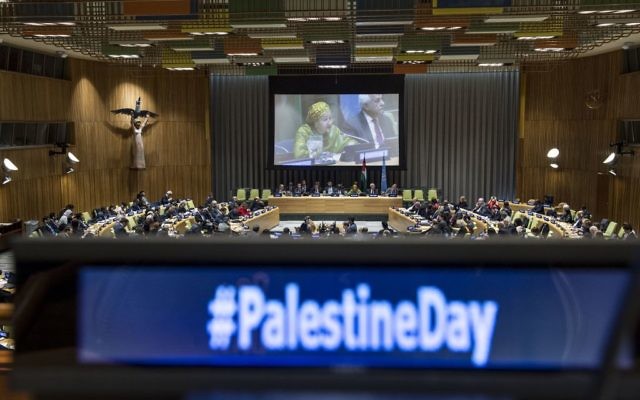 La Vice-Secrétaire générale, Amina Mohammed, s'exprimant à la réunion spéciale de la commission pour l'exercice des droits inaliénables du peuple palestinien à l'occasion de la journée internationale de la Solidarité avec le peuple palestinien, le 29 novembre 2017 (Crédit : ONU / KIM Haughton) La Vice-Secrétaire générale, Amina Mohammed, s'exprimant à la réunion spéciale de la commission pour l'exercice des droits inaliénables du peuple palestinien à l'occasion de la journée internationale de la Solidarité avec le peuple palestinien, le 29 novembre 2017 (Crédit : ONU / KIM Haughton)