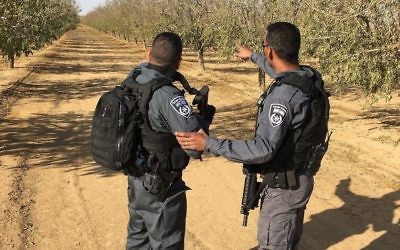 La police recherche l'auteur de l'attaque où un soldat a été poignardé à mort dans la ville d'Arad, dans le sud du pays, le 1er décembre 2017 (Crédit : Police israélienne)