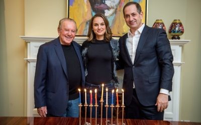 Le philanthrope Morris Kahn, (à gauche), Natalie Portman, lauréate du prix Genesis, et Stan Polovets, co-fondateur et président de la Fondation du prix Genesis. (Crédit : Fondation Genesis)